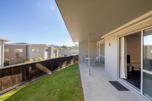 Resort Style 2BR Alpine Apt Pool Spa & Garage in Wanaka, New Zealand