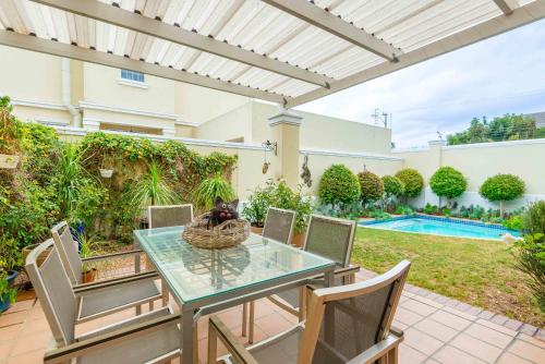 Pool Secure Complex Lower Constantia - last minute hotel in Cape Town