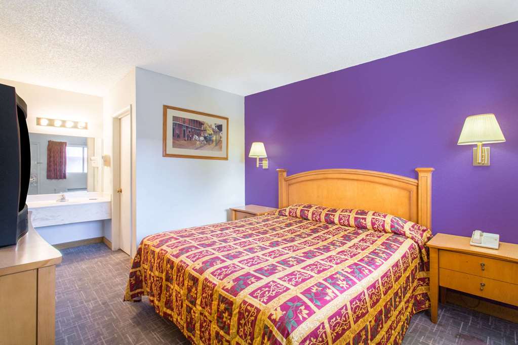 Knights Inn Phoenix at N Black Canyon Hwy - photo 11