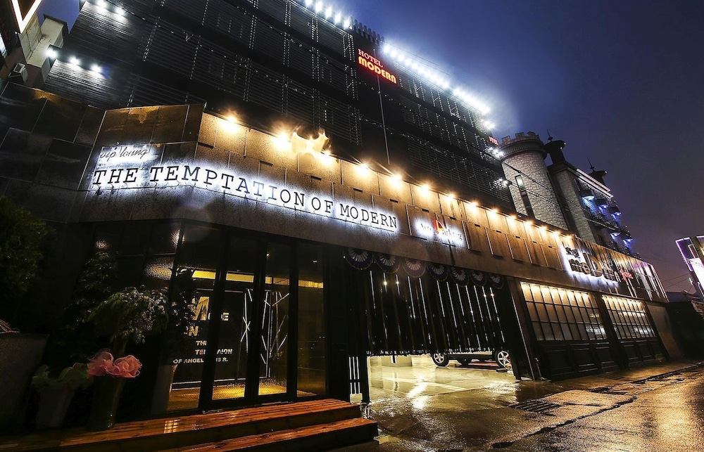 Modern Hotel - carbon neutral hotel in Daejeon
