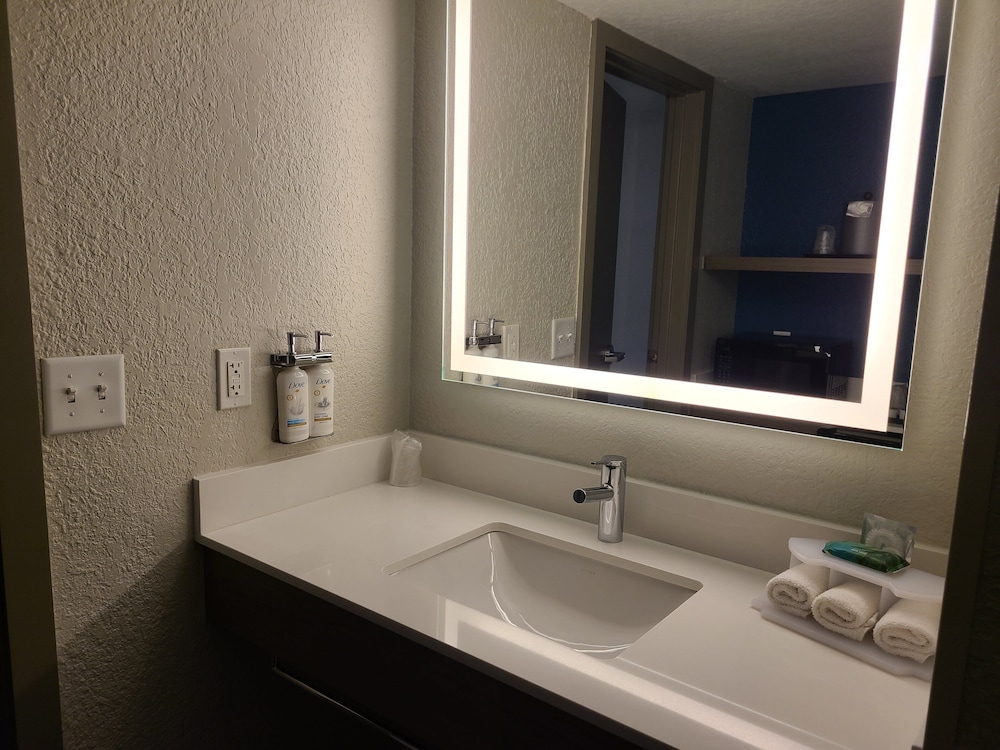 Holiday Inn Express & Suites Ft. Lauderdale N Exec Airport by IHG - photo 25