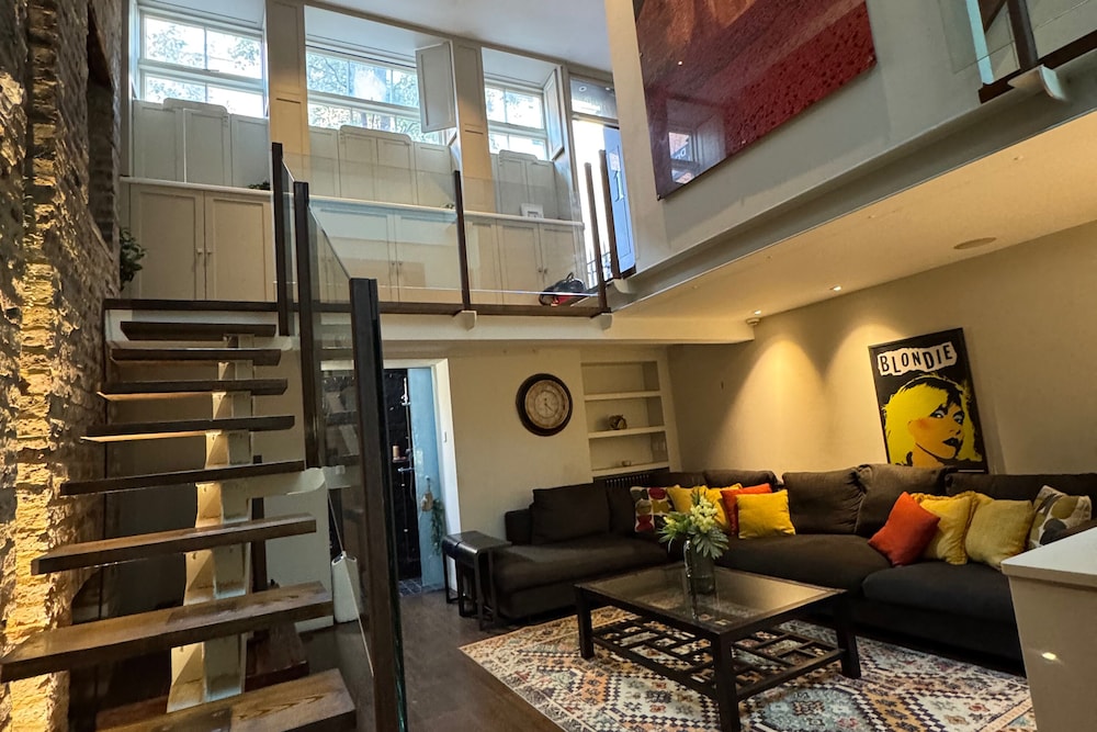 Covent Garden House 4 bed Sleeps 10 — 4-Star Luxury Hotel in London, United Kingdom