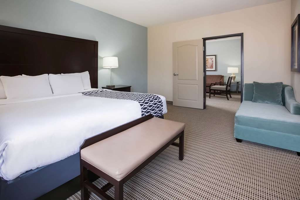 La Quinta Inn & Suites by Wyndham DFW Airport West Euless - photo 32