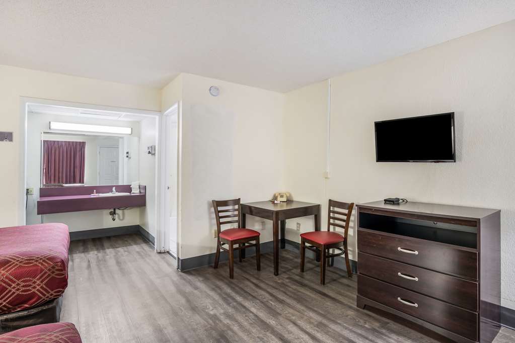 Econo Lodge Cameron - photo 15