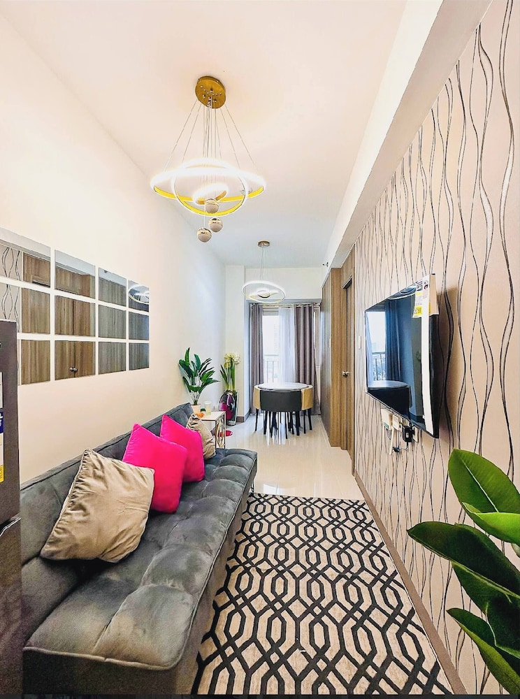 Cozy Penthouse 2BR Suite w Balcony Amazing Manila Bay View and City Skyline near MOA — 4-Star Luxury Hotel in Manila, Philippines