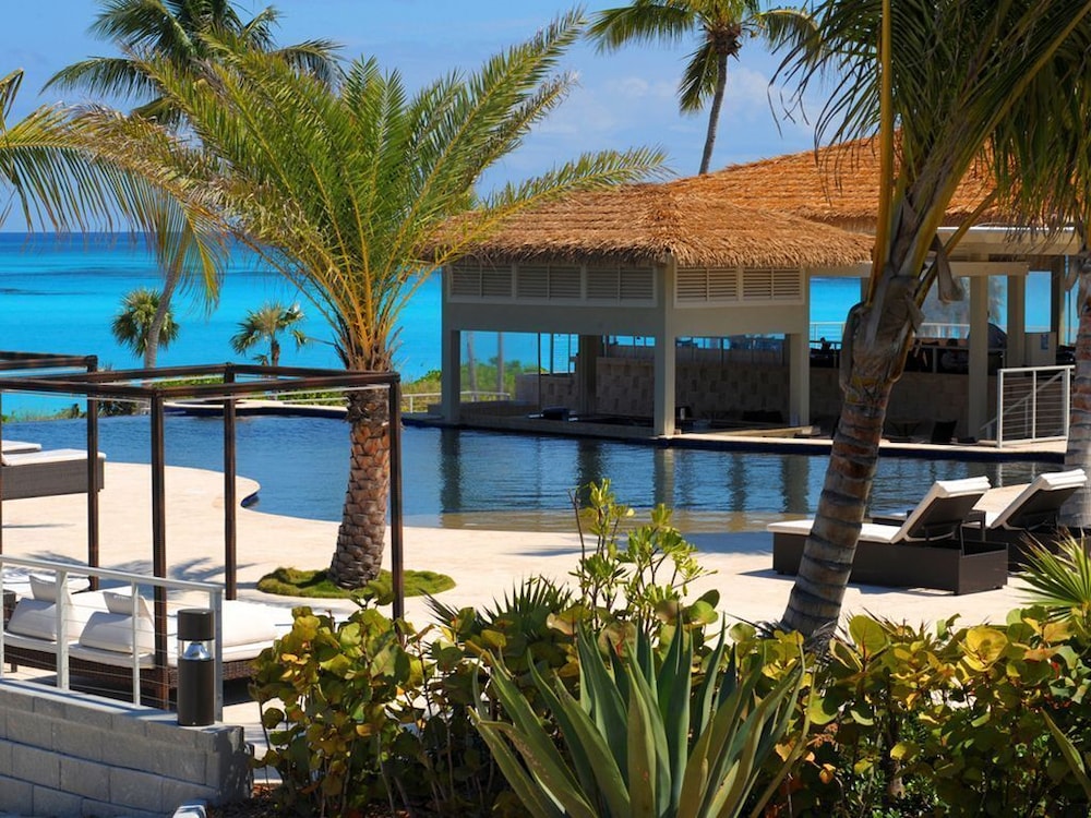 Caribbean Retreat: Private Villa With Panoramic Ocean Views — 4-Star Luxury Hotel in Governor's Harbour, Bahamas