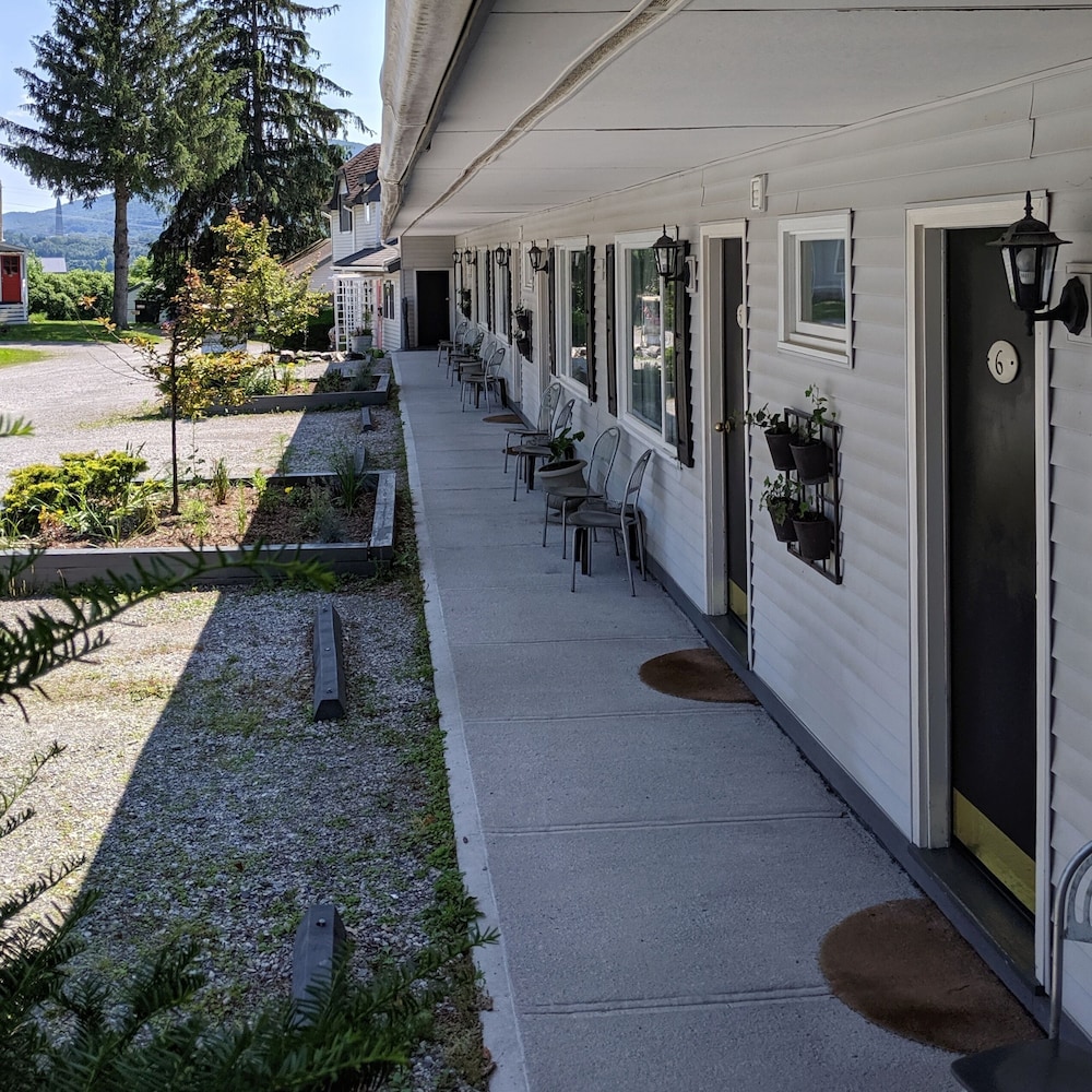 Harwood Hill Motel - photo 32