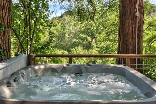 Heron House Hot Tub And Wine Tastings Included — 4-Star Luxury Hotel in Healdsburg, United States