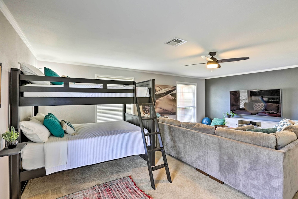Sunny Florida Abode Patio Pool and Fire Pit — hotel in Marianna