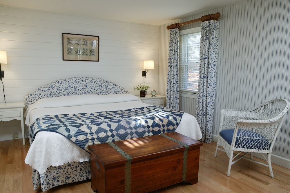Menemsha Inn - photo 4