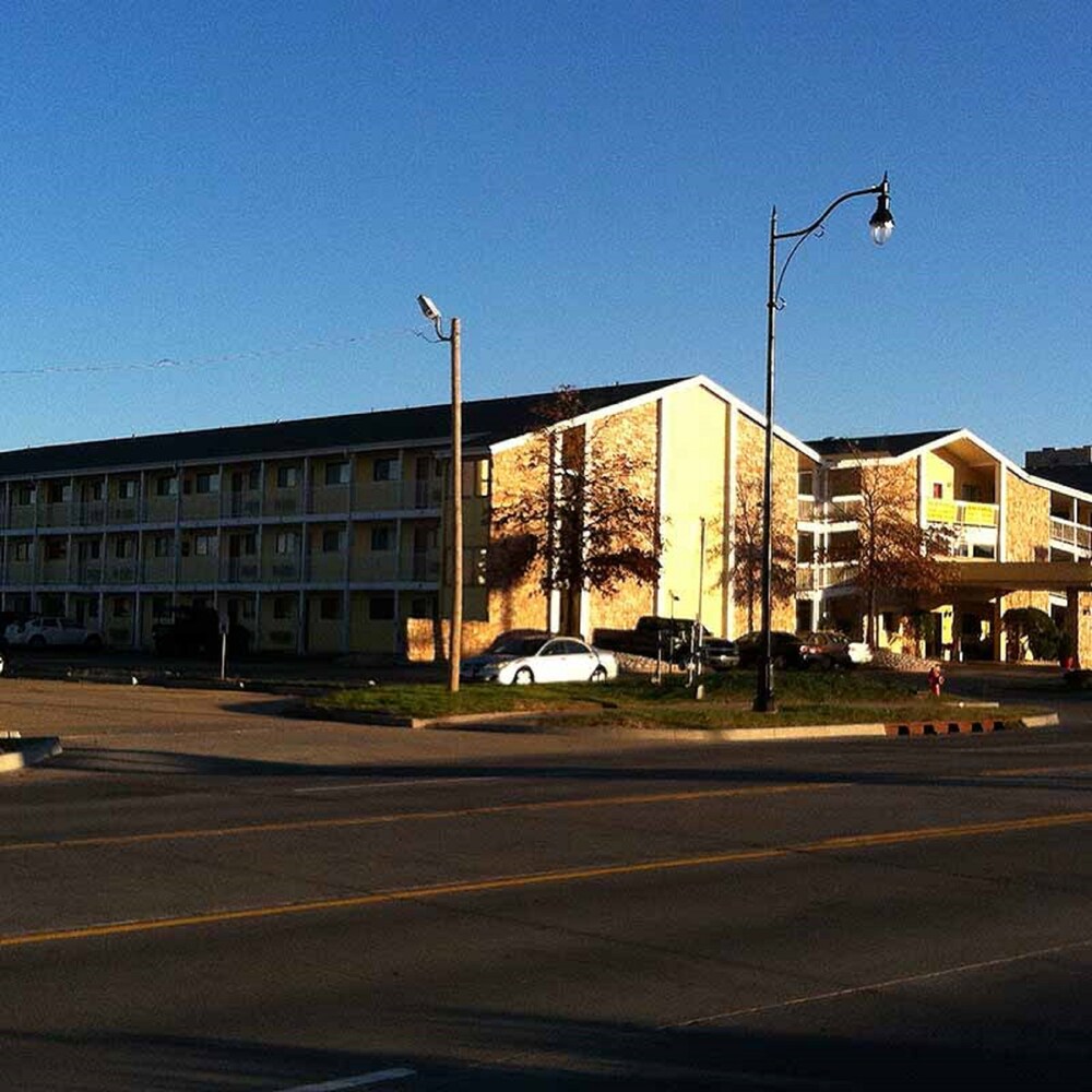 Oaktree Inn and Suites - photo 20