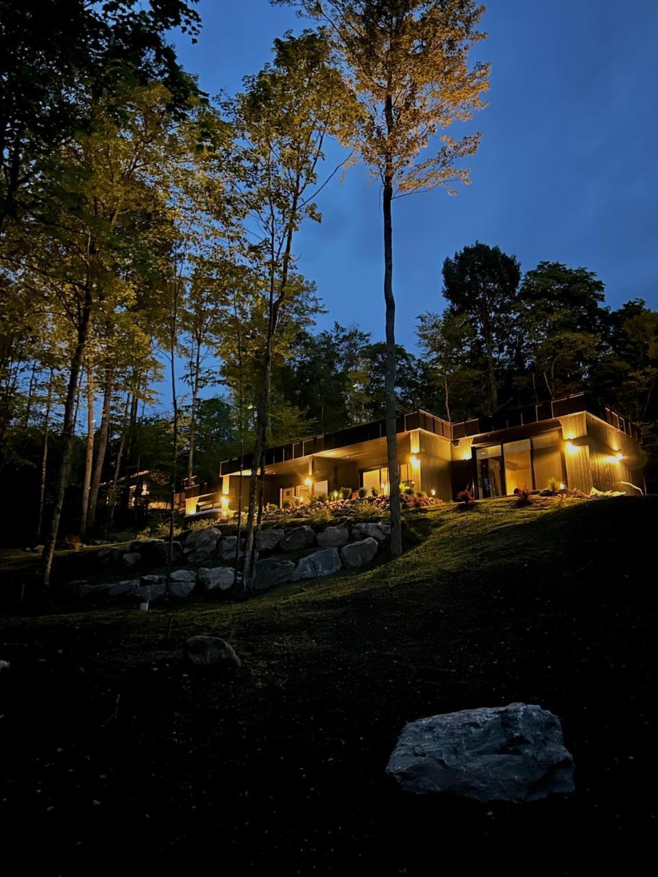 Luxury Mountain Retreat with Spa Near Mont Tremblant — hotel in La Conception