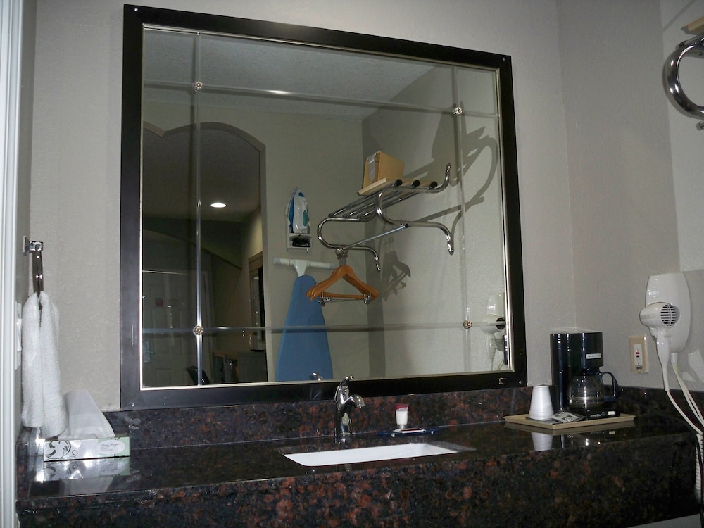 Scottish Inn & Suites - photo 55