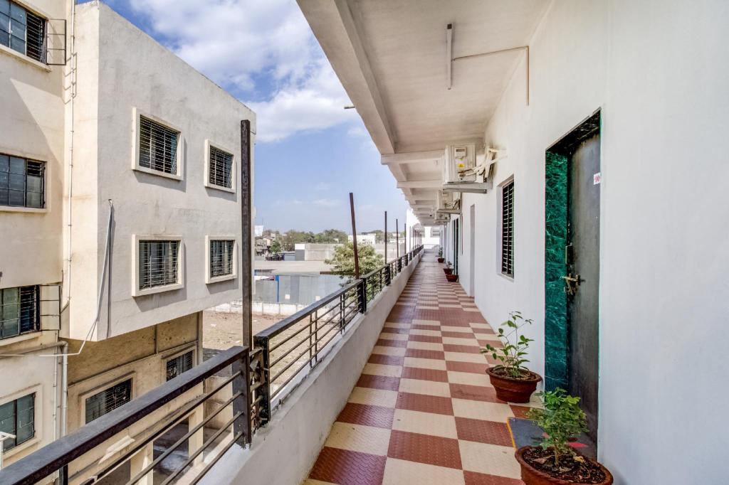 Oyo Hotel 80 City Center — Dhulia