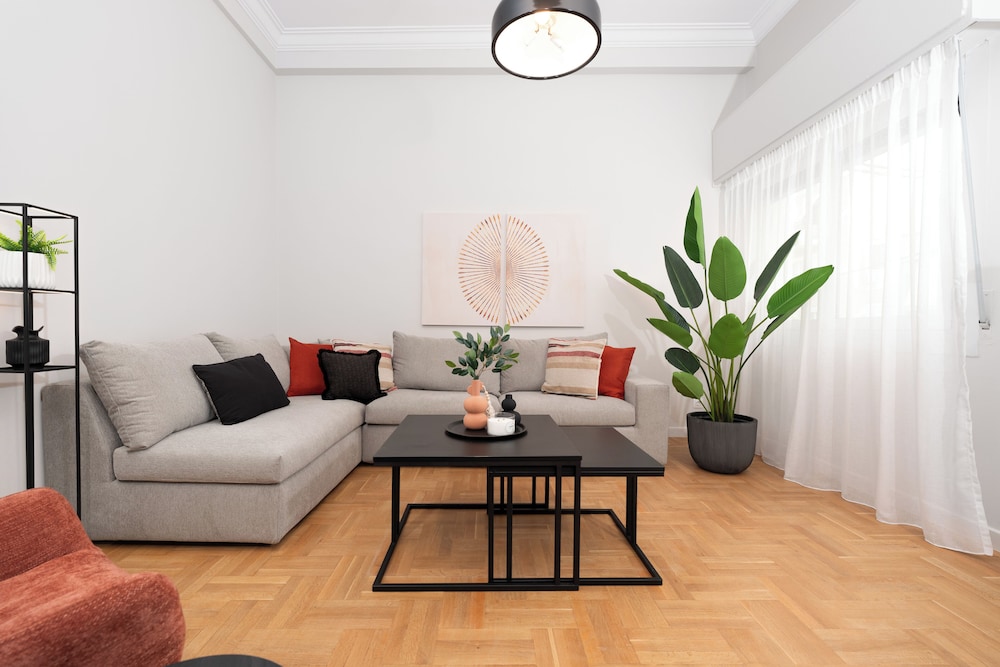 Spacious & Stylish Athens Apartment Walk To Metro — 4-Star Luxury Hotel in Athens, Greece