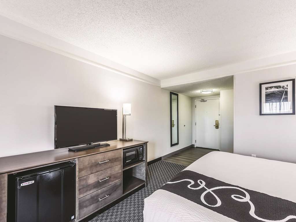 La Quinta Inn & Suites by Wyndham Cincinnati Sharonville - photo 18