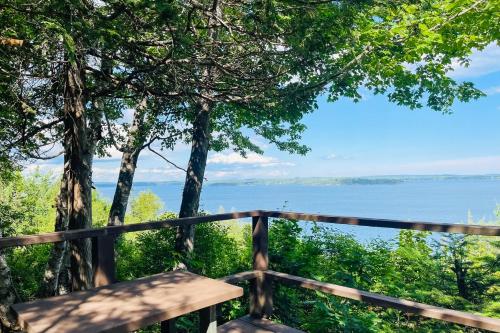 Lake Views Small Group Getaway in Northport — hotel in Northport