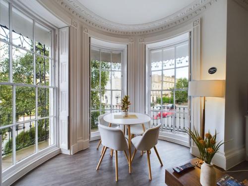 Belle Vue Stylish Town Centre Apartment with Private Parking — 4-Star Luxury Hotel in Cheltenham, United Kingdom