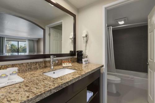 Days Inn by Wyndham Downey - photo 3