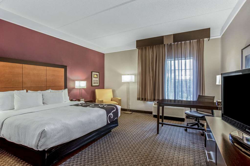 La Quinta Inn & Suites by Wyndham Orlando Airport - photo 50