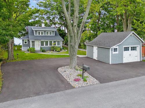 Beautiful Waterfront House in Owasco Lake — 4-Star Luxury Hotel in Auburn, United States