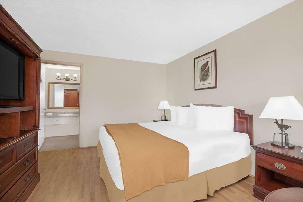 Courtyard Hotel & Event Center - photo 15