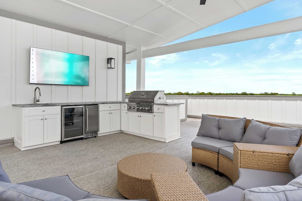 Sea Dweller by Avantstay Rooftop Spa Gulf View Golf Cart Pool - photo 4