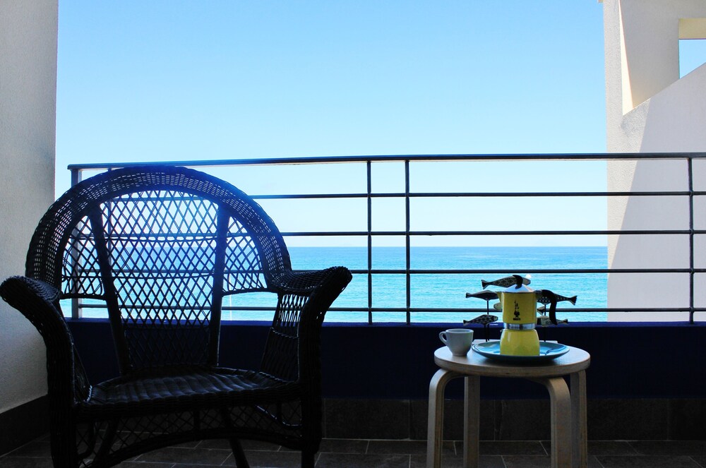 Appartamenti Vacanze Villa Meo — 4-Star Luxury Hotel in Villafranca Tirrena, Italy