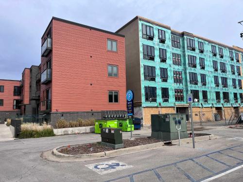 Modern State 209 Just Blocks Away From The Bay - photo 3