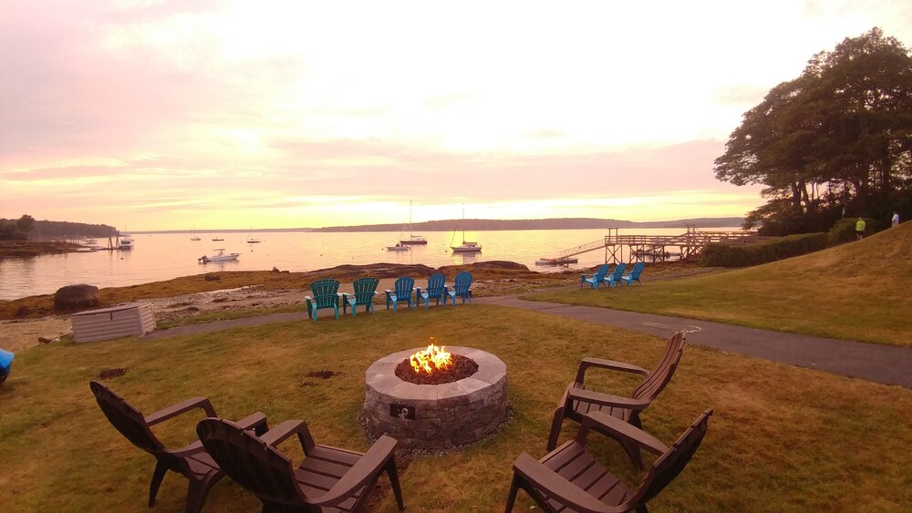 Smuggler's Cove Inn — hotel in Boothbay