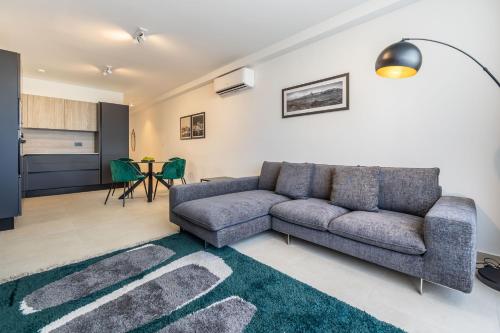 Sunlit Serenity Modern Apartment with City Views — 4-Star Luxury Hotel in Imsida, Malta
