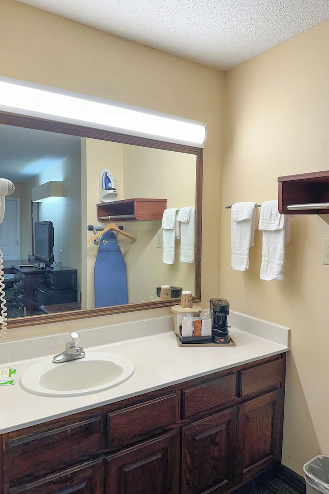 Bonita Lakes Inn by Capital O Meridian I20 - photo 46