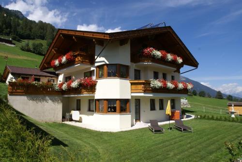 Sonnenschlössl Apartments — 4-Star Luxury Hotel in Neustift Im Stubaital, Austria