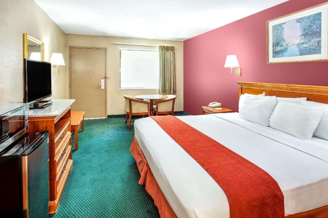 Days Inn by Wyndham Kennesaw - photo 5