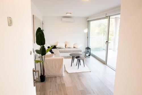 Moderno depto frente al bosque con cochera incluida — 4-Star Luxury Hotel in Pinamar, Argentina