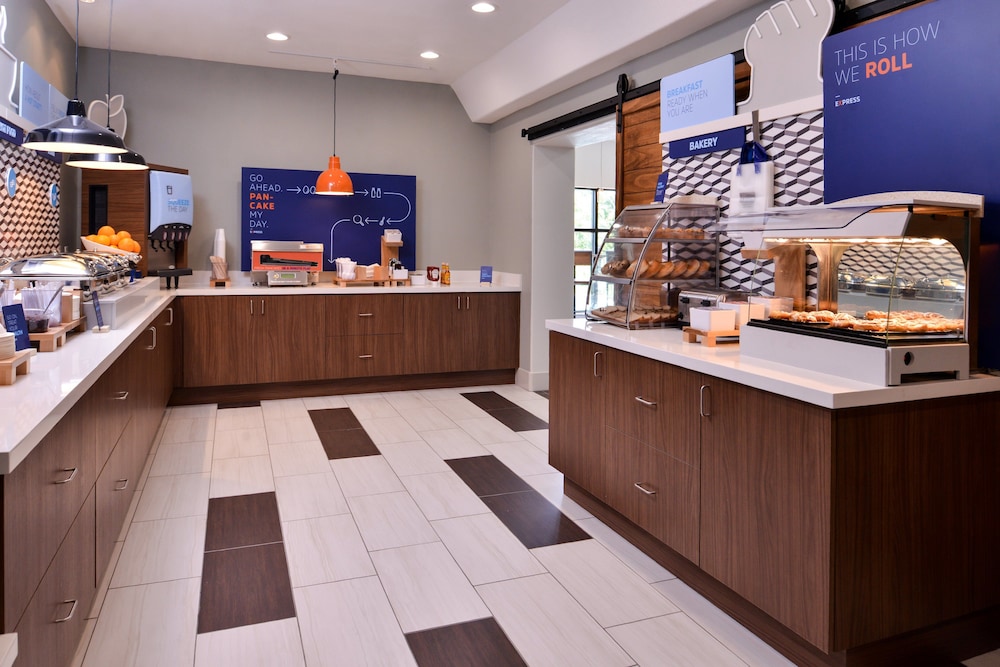 Holiday Inn Express Hotel & Suites Elgin by IHG - photo 40