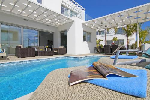 Villa Sunday