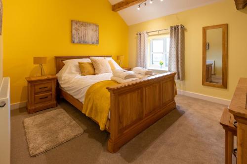 Caer Fedwen Barns Heulog Cottage King Bed Self Catering with Private Hot Tub — 4-Star Luxury Hotel in Denbigh, United Kingdom