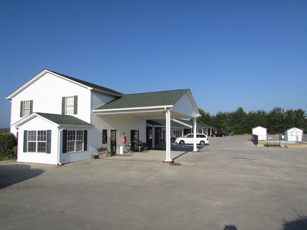Douglas Inn & Suites — hotel in Blue Ridge
