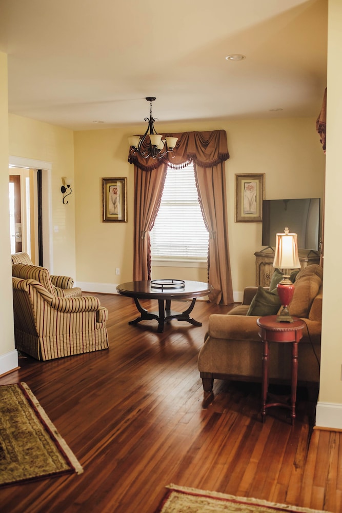 Grand Lux Inn - photo 25