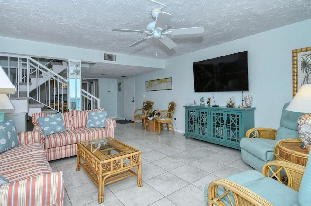 LaPlaya 201C Breathtaking Gulf panorama from this corner end unit with a private stairway to the beach — 4-Star Luxury Hotel in Longboat Key, United States