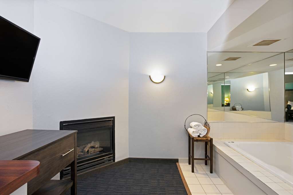La Quinta Inn & Suites by Wyndham Omaha Airport Downtown - photo 21