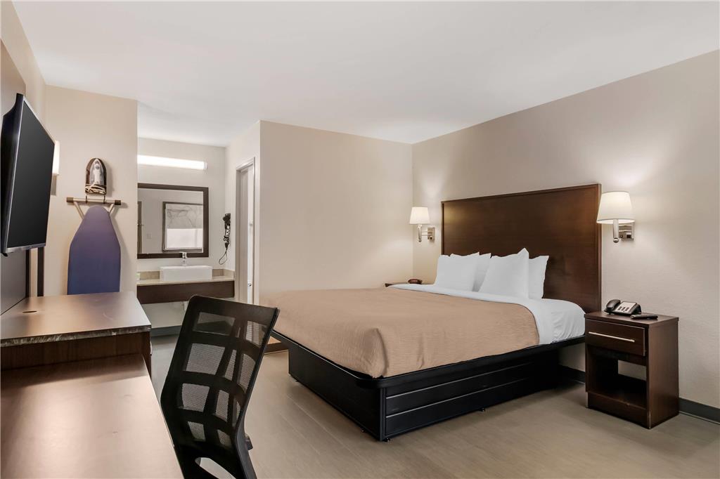 Quality Inn & Suites I 10 near Fiesta Texas - photo 9