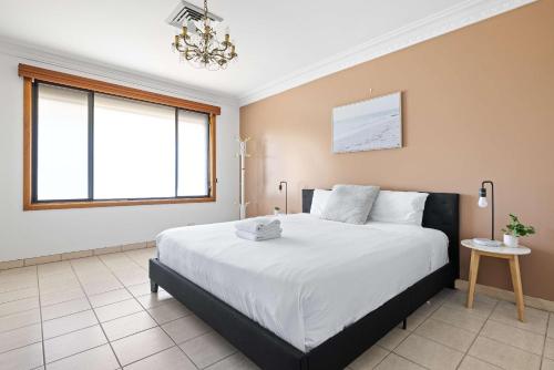 Serene And Spacious King Room In Liverpool Quiet Yet Central Shared Bathroom — Liverpool