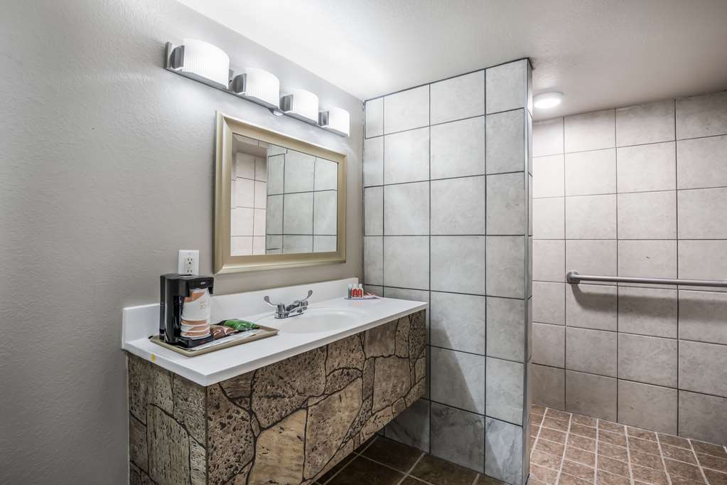 Econo Lodge Neenah - photo 10