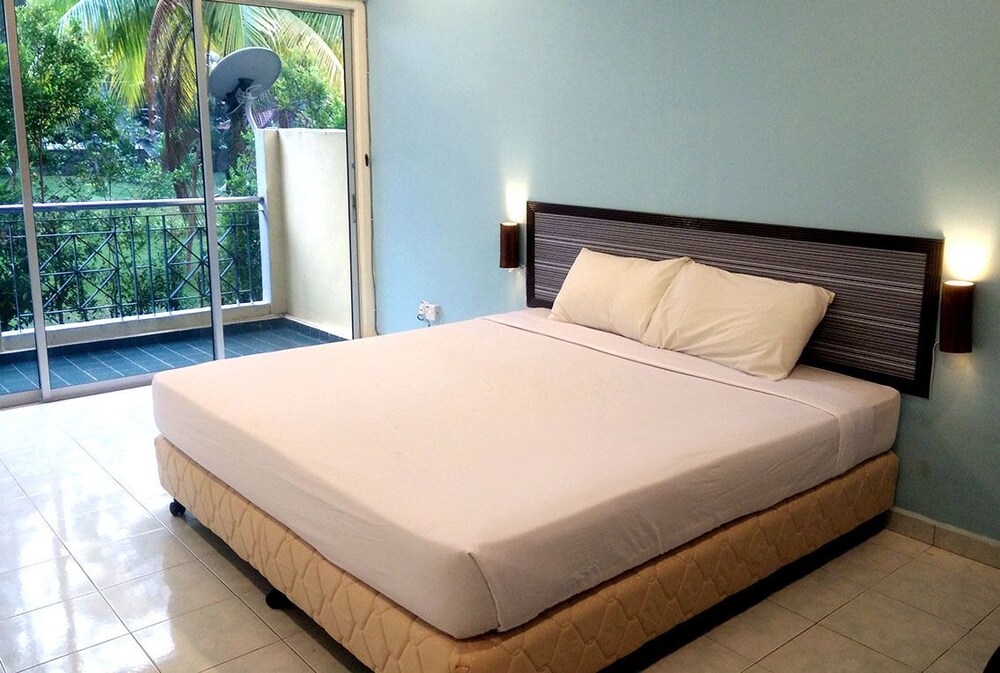 Teluk Batik Resort — Lumut — photo 3