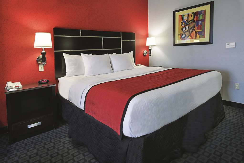 La Quinta Inn & Suites by Wyndham Dallas Hutchins - photo 22