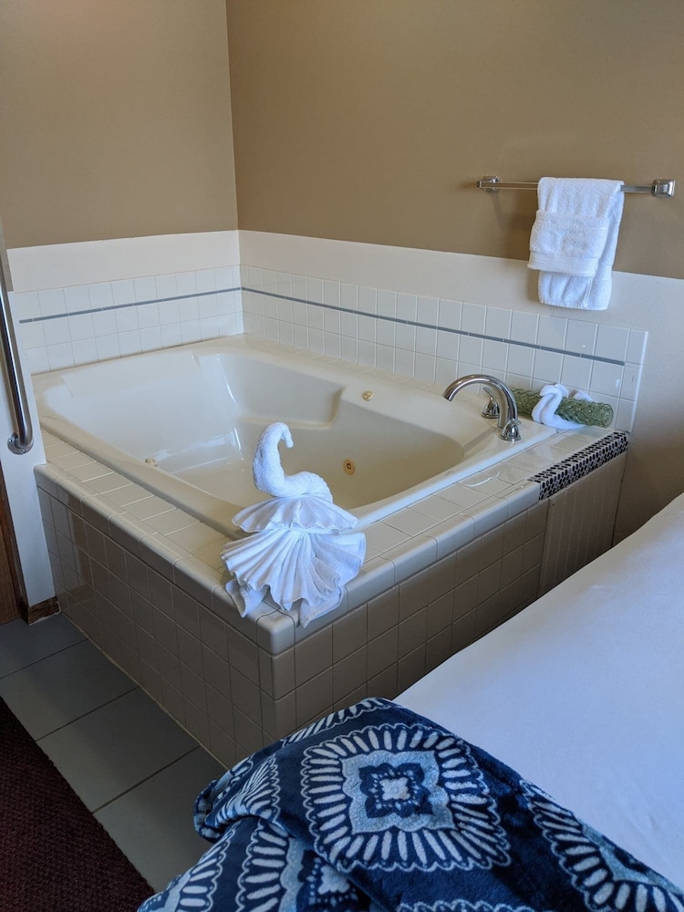 Hillcrest Inn - photo 13