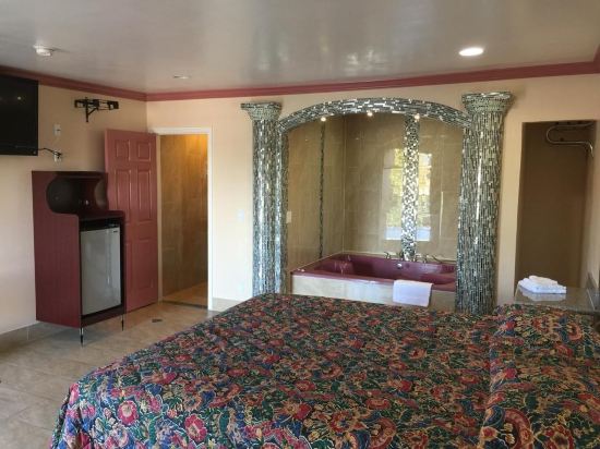 Foxy's Motor Inn on Florence & Hoover St - photo 16