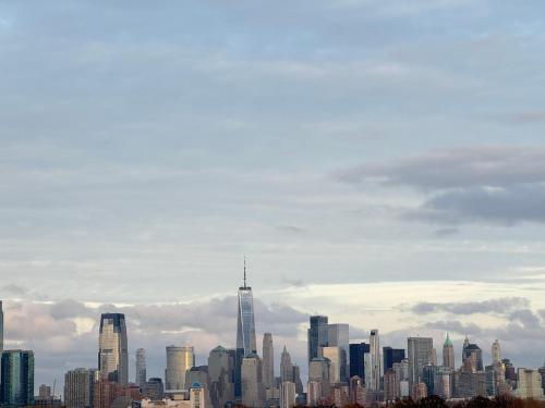 Stunning NYC rooftop views minutes away from NYC 2 bedroom 2 bath — 4-Star Luxury Hotel in Jersey City, United States
